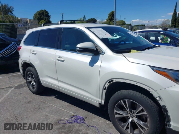 2018 Toyota Highlander LE z VIN 5TDZZRFH2JS278492, wystawiony jako IAAI lot #39094360 z przebiegiem 44 531 mil mil oraz . Historia ofert i sprzedaży dostępna na DreamBid. Obrazek 13.
