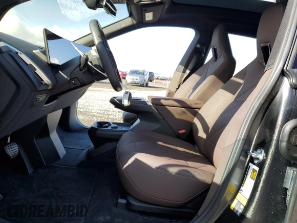 2023 BMW iX xDrive50 z VIN WB523CF02PCM92379, wystawiony jako Copart lot #47726814 z przebiegiem 7 721 mil mil oraz . Historia ofert i sprzedaży dostępna na DreamBid. Obrazek 7.