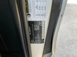 2018 Mercedes-Benz Metris Cargo z VIN WD3PG2EA5J3433668, wystawiony jako IAAI lot #42253436 z przebiegiem 69 507 mil mil oraz . Historia ofert i sprzedaży dostępna na DreamBid. Obrazek 1.