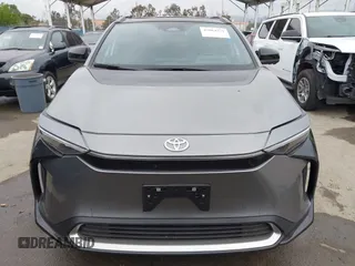 2024 Toyota bZ4X XLE z VIN JTMABACA9RA064702, wystawiony jako IAAI lot #42064771 z przebiegiem 9689 mil mil oraz . Historia ofert i sprzedaży dostępna na DreamBid. Obrazek 12.