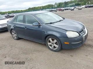 2009 Volkswagen Jetta SE z VIN 3VWRZ71K79M169557, wystawiony jako IAAI lot #42328560 z przebiegiem 137 860 mil mil oraz . Historia ofert i sprzedaży dostępna na DreamBid. Obrazek 1.