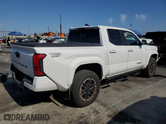 2024 Toyota Tacoma SR5 z VIN 3TMLB5JN0RM008107, wystawiony jako Copart lot #55326695 z przebiegiem 12 722 mil mil oraz Szkoda całkowita • Salvage title. Historia ofert i sprzedaży dostępna na DreamBid. Obrazek 3.