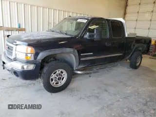 2005 GMC Sierra 2500HD SLT with VIN 1GTHK29U05E175681, listed as a Copart auction lot 52428325 with 231,884 mi miles and Salvage title. Bid and sale history available at DreamBid. Image 1.