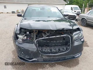 2015 Chrysler 300 S z VIN 2C3CCAGG1FH923044, wystawiony jako IAAI lot #42284945 z przebiegiem 132 681 mil mil oraz . Historia ofert i sprzedaży dostępna na DreamBid. Obrazek 6.