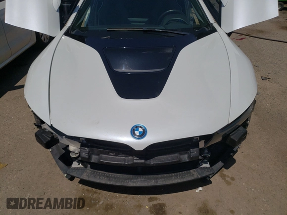 2016 BMW i8 z VIN WBY2Z2C53GV675600, wystawiony jako Copart lot #51118821 z przebiegiem 2 470 mil mil oraz Czysty tytuł • Clean title. Historia ofert i sprzedaży dostępna na DreamBid. Obrazek 7.