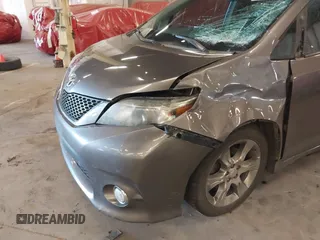 2011 Toyota Sienna SE with VIN 5TDXK3DC7BS034516, listed as a IAAI auction lot 41539955 with 209,309 mi miles. Bid and sale history available at carsss.com. Image 17.