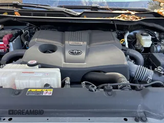 2022 Toyota Tundra SR z VIN 5TFKB5AA7NX016492, wystawiony jako Copart lot #53257685 z przebiegiem 16 896 mil mil oraz Czysty tytuł • Clean title. Historia ofert i sprzedaży dostępna na DreamBid. Obrazek 7.