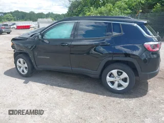 2019 Jeep Compass Latitude z VIN 3C4NJDBB8KT834306, wystawiony jako IAAI lot #42334955 z przebiegiem 3 901 mil mil oraz . Historia ofert i sprzedaży dostępna na DreamBid. Obrazek 3.