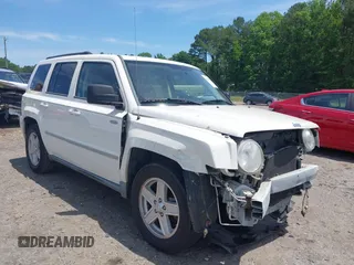 2010 Jeep Patriot Latitude z VIN 1J4NT1GA1AD621060, wystawiony jako IAAI lot #42295782 z przebiegiem 158 352 mil mil oraz . Historia ofert i sprzedaży dostępna na DreamBid. Obrazek 1.