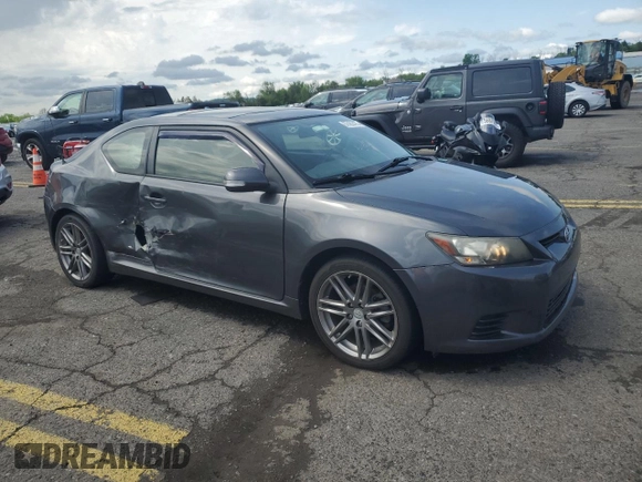 2013 Scion tC z VIN JTKJF5C71D3052789, wystawiony jako Copart lot #57482475 z przebiegiem 148 706 mil mil oraz Szkoda całkowita • Salvage title. Historia ofert i sprzedaży dostępna na DreamBid. Obrazek 4.