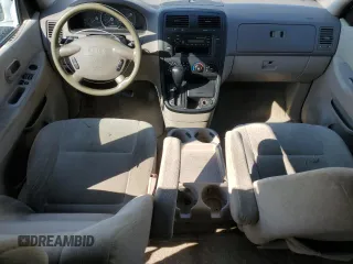 2005 Kia Sedona LX with VIN KNDUP132056685525, listed as a Copart auction lot 77790354 with 60,985 mi miles and Salvage Title. Bid and sale history available at carsss.com. Image 8.