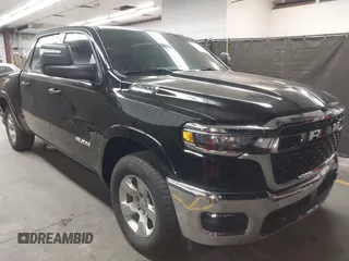 2025 Ram 1500 Big Horn z VIN 1C6SRFFPXSN551670, wystawiony jako IAAI lot #42105142 z przebiegiem Nie podano mil oraz . Historia ofert i sprzedaży dostępna na DreamBid. Obrazek 1.