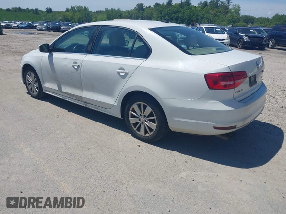 2015 Volkswagen Jetta SE z VIN 3VWD17AJ5FM233468, wystawiony jako IAAI lot #42366037 z przebiegiem 301 992 mil mil oraz . Historia ofert i sprzedaży dostępna na DreamBid. Obrazek 3.