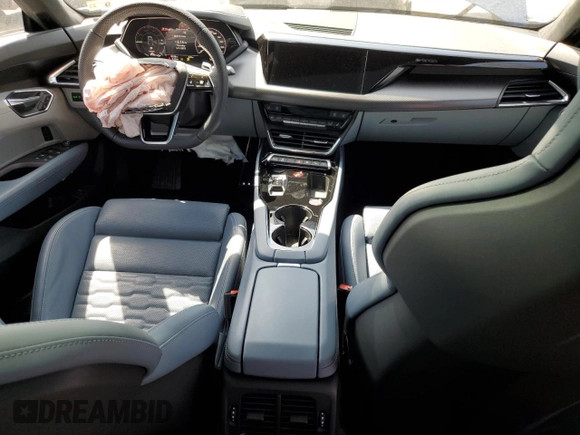 2023 Audi RS e-tron GT z VIN WAUBHBFW7P7903740, wystawiony jako Copart lot #55556935 z przebiegiem 8358 mil mil oraz Szkody całkowita. Historia ofert i sprzedaży dostępna na DreamBid. Obrazek 8.