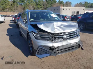 2023 Volkswagen Tiguan SE z VIN 3VVMB7AX4PM128007, wystawiony jako IAAI lot #42069544 z przebiegiem 19 994 mil mil oraz . Historia ofert i sprzedaży dostępna na DreamBid. Obrazek 6.