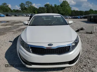 2013 Kia Optima LX z VIN KNAGM4A73D5423831, wystawiony jako Copart lot #55223375 z przebiegiem 180 138 mil mil oraz Tytuł czysty. Historia ofert i sprzedaży dostępna na DreamBid. Obrazek 5.
