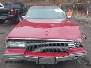 1988 Cadillac DeVille z VIN 1G6CD5159J4301436, wystawiony jako IAAI lot #42018046 z przebiegiem 227 421 mil mil oraz . Historia ofert i sprzedaży dostępna na DreamBid. Obrazek 12.