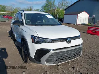 2025 Volkswagen Taos S z VIN 3VV5C7B27SM010322, wystawiony jako IAAI lot #42166755 z przebiegiem 7 392 mil mil oraz . Historia ofert i sprzedaży dostępna na DreamBid. Obrazek 1.