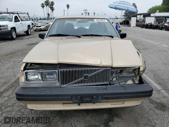 1987 Volvo 740 z VIN YV1FX8843H2178121, wystawiony jako Copart lot #55678015 z przebiegiem 105 881 mil mil oraz Czysty tytuł • Clean title. Historia ofert i sprzedaży dostępna na DreamBid. Obrazek 5.