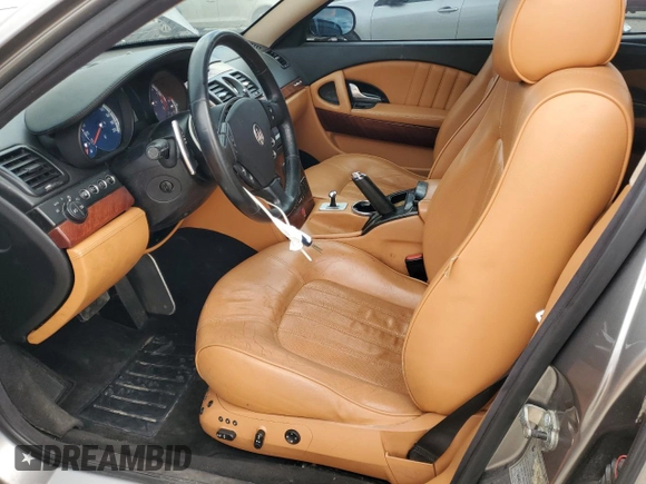 2005 Maserati Quattroporte z VIN ZAMCE39A050017377, wystawiony jako Copart lot #50191415 z przebiegiem 39 545 mil mil oraz Czysty tytuł • Clean title. Historia ofert i sprzedaży dostępna na DreamBid. Obrazek 7.