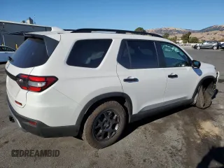 2025 Honda Pilot TrailSport with VIN 5FNYG1H65SB004479, listed as a Copart auction lot 70917734 with 7,582 mi miles and Salvage Title. Bid and sale history available at carsss.com. Image 3.