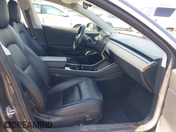 2018 Tesla Model 3 Long Range Battery z VIN 5YJ3E1EA2JF039262, wystawiony jako IAAI lot #42463443 z przebiegiem 77 482 mil mil oraz . Historia ofert i sprzedaży dostępna na DreamBid. Obrazek 5.