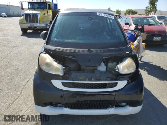 2009 Smart fortwo Pure z VIN WMEEJ31X49K253051, wystawiony jako Copart lot #70193934 z przebiegiem Nie podano mil oraz Szkody całkowita. Historia ofert i sprzedaży dostępna na DreamBid. Obrazek 5.