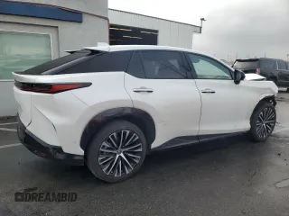 2023 Lexus RZ 450e Premium z VIN JTJAAAAB0PA012559, wystawiony jako Copart lot #43993495 z przebiegiem 18 790 mil mil oraz Szkoda całkowita • Salvage title. Historia ofert i sprzedaży dostępna na DreamBid. Obrazek 3.
