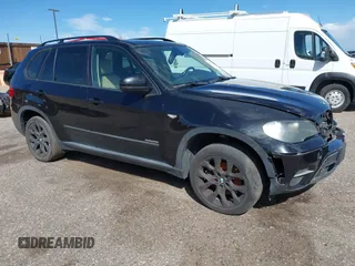 2011 BMW X5 35i z VIN 5UXZV4C56BL740420, wystawiony jako IAAI lot #42250546 z przebiegiem 110 521 mil mil oraz . Historia ofert i sprzedaży dostępna na DreamBid. Obrazek 1.
