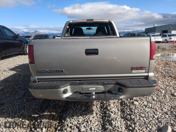 2003 GMC Sonoma SLS z VIN 1GTDT19X838102330, wystawiony jako Copart lot #44064695 z przebiegiem 165 227 mil mil oraz Szkoda całkowita • Salvage title. Historia ofert i sprzedaży dostępna na DreamBid. Obrazek 6.