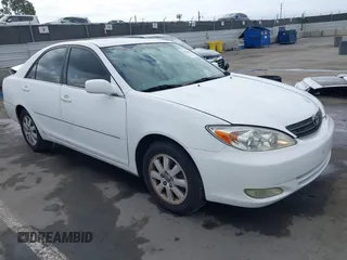 2003 Toyota Camry LE z VIN 4T1BF32K23U057154, wystawiony jako IAAI lot #42126334 z przebiegiem 134 852 mil mil oraz . Historia ofert i sprzedaży dostępna na DreamBid. Obrazek 1.