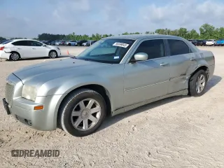 2005 Chrysler 300 Touring z VIN 2C3JA53G85H588728, wystawiony jako Copart lot #56899045 z przebiegiem 151 804 mil mil oraz Szkoda całkowita • Salvage title. Historia ofert i sprzedaży dostępna na DreamBid. Obrazek 1.