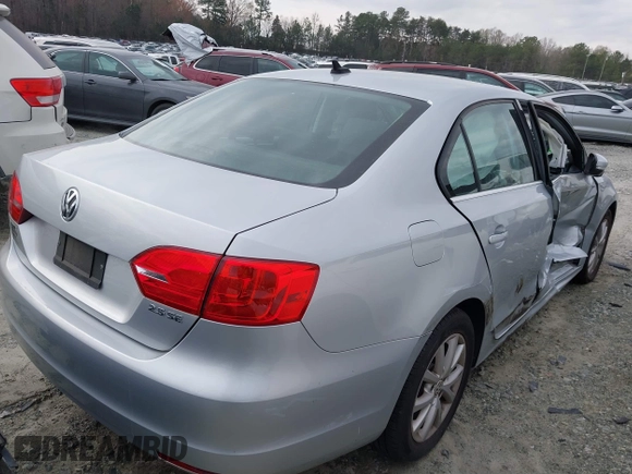 2013 Volkswagen Jetta Sedan SE with VIN 3VWDP7AJ3DM211027, listed as a IAAI auction lot 41849198 with 125,624 mi miles. Bid and sale history available at carsss.com. Image 4.