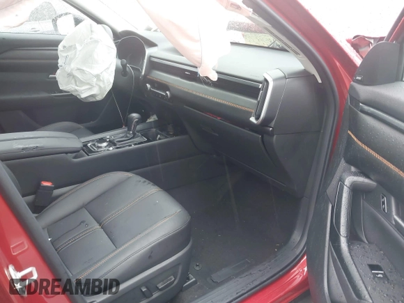 2025 Mazda CX-50 Premium z VIN 7MMVABDY3SN329439, wystawiony jako IAAI lot #41867334 z przebiegiem 3 508 mil mil oraz . Historia ofert i sprzedaży dostępna na DreamBid. Obrazek 5.