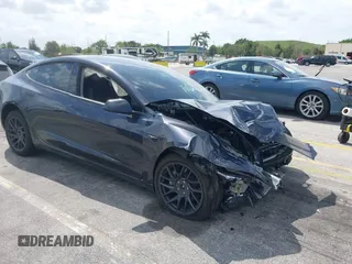 2025 Tesla Model 3 Long Range z VIN 5YJ3E1EBXSF909124, wystawiony jako IAAI lot #42015297 z przebiegiem Nie podano mil oraz . Historia ofert i sprzedaży dostępna na DreamBid. Obrazek 1.