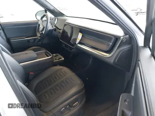 2024 Rivian R1S Adventure z VIN 7PDSGBBA4RN044260, wystawiony jako IAAI lot #41712342 z przebiegiem 7521 mil mil oraz . Historia ofert i sprzedaży dostępna na DreamBid. Obrazek 5.