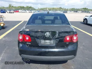 2010 Volkswagen Jetta Limited Edition z VIN 3VWRX7AJ4AM054934, wystawiony jako IAAI lot #42539609 z przebiegiem 245 048 mil mil oraz . Historia ofert i sprzedaży dostępna na DreamBid. Obrazek 16.