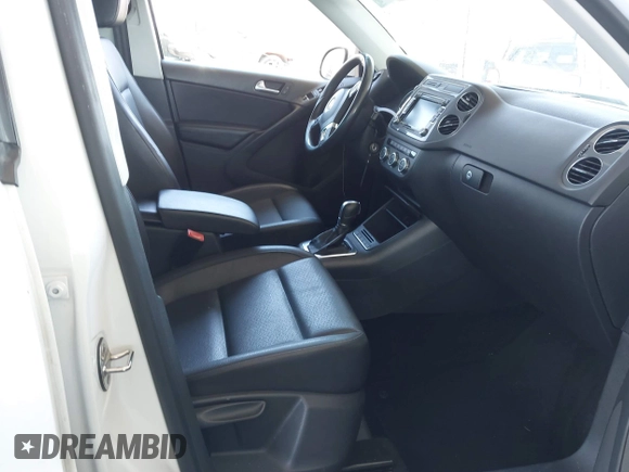 2013 Volkswagen Tiguan SE z VIN WVGAV7AX9DW514874, wystawiony jako IAAI lot #42686433 z przebiegiem 101 782 mil mil oraz . Historia ofert i sprzedaży dostępna na DreamBid. Obrazek 5.