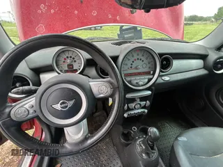 2010 MINI Hardtop z VIN WMWMF3C55ATZ24438, wystawiony jako Copart lot #59035285 z przebiegiem 138 500 mil mil oraz Tytuł czysty. Historia ofert i sprzedaży dostępna na DreamBid. Obrazek 9.