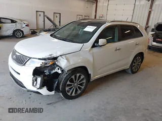 2014 Kia Sorento SX Limited z VIN 5XYKW4A71EG536564, wystawiony jako IAAI lot #42156203 z przebiegiem 148 740 mil mil oraz . Historia ofert i sprzedaży dostępna na DreamBid. Obrazek 2.
