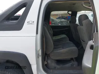2004 Chevrolet Avalanche with VIN 3GNEC12T84G231196, listed as a IAAI auction lot 41933711 with 275,095 mi miles. Bid and sale history available at carsss.com. Image 8.