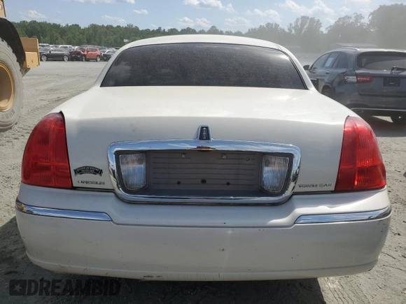 2006 Lincoln Town Car Signature z VIN 1LNHM81W26Y600713, wystawiony jako Copart lot #56341385 z przebiegiem Nie podano mil oraz Szkoda całkowita • Salvage title. Historia ofert i sprzedaży dostępna na DreamBid. Obrazek 6.