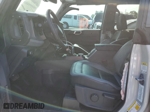 2024 Ford Bronco Big Bend z VIN 1FMDE7BH9RLB23320, wystawiony jako Copart lot #55490395 z przebiegiem 2 225 mil mil oraz Szkoda całkowita • Salvage title. Historia ofert i sprzedaży dostępna na DreamBid. Obrazek 7.