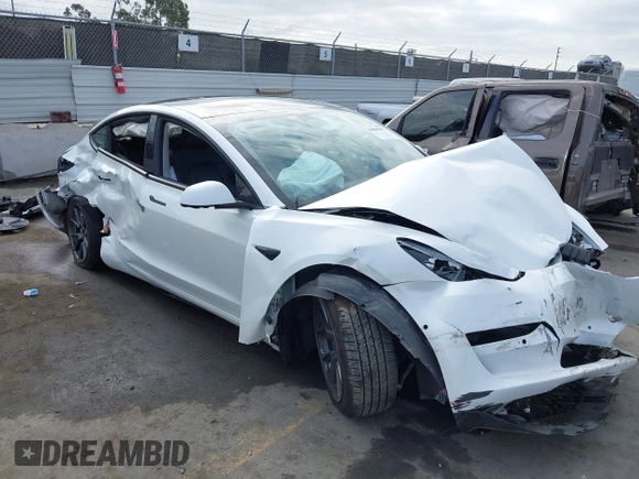 2021 Tesla Model 3 Standard Range Plus z VIN 5YJ3E1EA5MF941392, wystawiony jako IAAI lot #41888597 z przebiegiem 111 617 mil mil oraz . Historia ofert i sprzedaży dostępna na DreamBid. Obrazek 1.