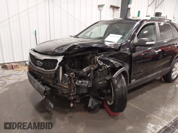 2013 Kia Sorento LX z VIN 5XYKTCA62DG338648, wystawiony jako IAAI lot #42352573 z przebiegiem 164 486 mil mil oraz . Historia ofert i sprzedaży dostępna na DreamBid. Obrazek 6.