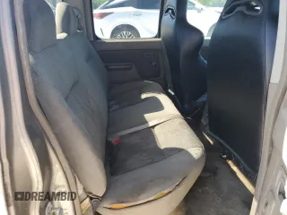 2004 Nissan Frontier XE z VIN 1N6ED29X94C473256, wystawiony jako Copart lot #57796125 z przebiegiem 306 316 mil mil oraz Czysty tytuł • Clean title. Historia ofert i sprzedaży dostępna na DreamBid. Obrazek 10.