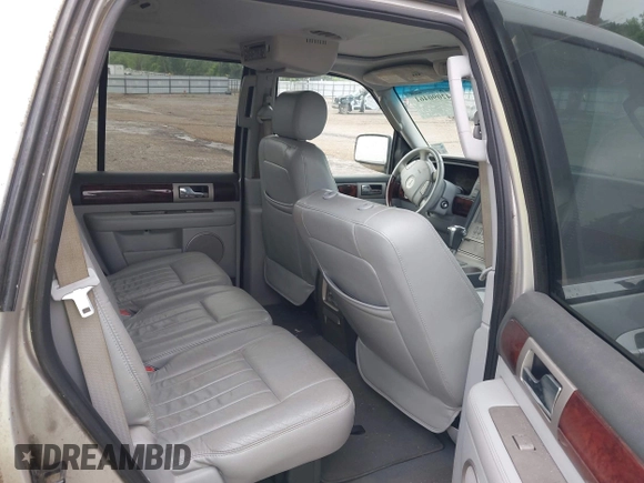 2005 Lincoln Navigator Luxury with VIN 5LMFU27585LJ15553, listed as a IAAI auction lot 42090461 with 243,871 mi miles. Bid and sale history available at carsss.com. Image 8.
