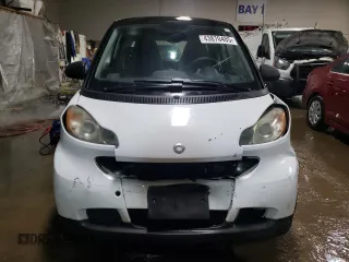 2009 Smart fortwo Pure z VIN WMEEJ31X69K258431, wystawiony jako Copart lot #43870485 z przebiegiem 64 935 mil mil oraz Szkoda całkowita • Salvage title. Historia ofert i sprzedaży dostępna na DreamBid. Obrazek 5.