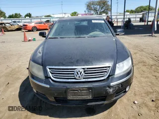 2005 Volkswagen Phaeton z VIN WVWAF03D458004076, wystawiony jako Copart lot #66794644 z przebiegiem Nie podano mil oraz Tytuł czysty. Historia ofert i sprzedaży dostępna na DreamBid. Obrazek 5.
