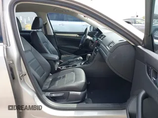 2014 Volkswagen Passat S z VIN 1VWAT7A33EC038497, wystawiony jako IAAI lot #41922616 z przebiegiem 110 509 mil mil oraz . Historia ofert i sprzedaży dostępna na DreamBid. Obrazek 5.
